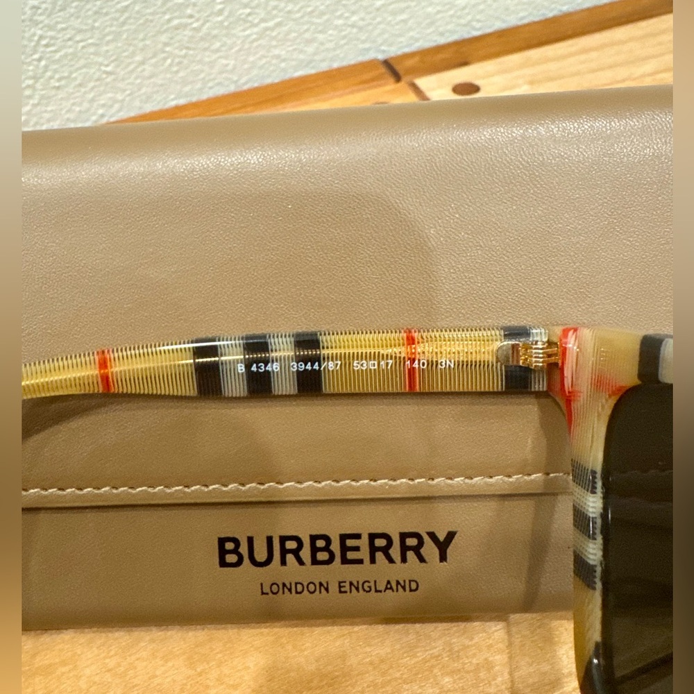 Burberry Elsa Sunglasses - NEW - Picture 5 of 5